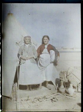 Image représentant Deux réfugiées arméniennes devant une tente dans le campement