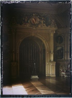 Image représentant Porte reliant la galerie des ancêtres Noailles à la tribune de l'église saint Nicolas dans l'aile nord-est du chateau