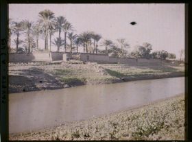 Image représentant Bord du canal près de la ville