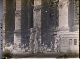 Image représentant Atelier de réparation des statues dans la cour du palais du Tau