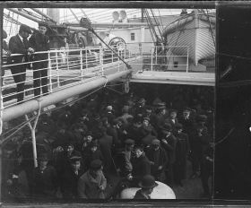 Image représentant Passagers des  2emes classes sur une passerelle au dessus de la foule des émigrants des 3emes classes entassés sur l'entrepont