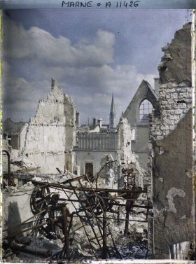 Image représentant Les ruines d'une usine et débris de machines industrielles