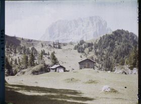 Image représentant Le col du Grödner (Grödner Joch ou passo Gardena) et le Langkopel ou Sassolungo (littéralement la "longue pierre", 3181 m)