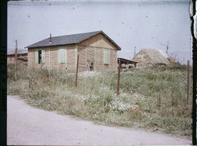 Image représentant France, Maurepas, Type de maison provisoire en bois