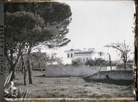 Image représentant Les jardins et le palais du bey