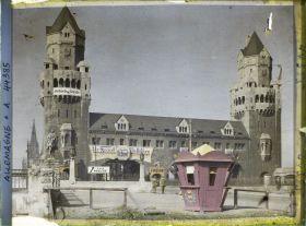 Image représentant L'entrée du grand Pont avec réclames de la foire