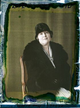 Image représentant https://musee-albert-kahn.s-museum.fr/home/NWQ2OTAwYzNmYjZlZTk1ZWQwODJmMjY4L2dlbmVyaWMtbm90aWNlLXRhYi9hdXRob3JpdHkvNjE3YTc5ZjVjZjhiODk2OGIzMzM3ZDIx/5d6900c3fb6ee95ed082f268/generic-notice-tab/authority/617a79ebcf8b8968b3337ab7 Madame Zimmern