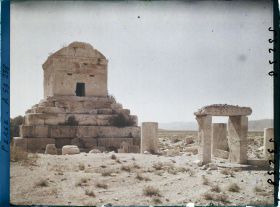 Image représentant Le tombeau de Cyrus II (vers 530 avant JC.), porte de l'enceinte