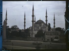 Image représentant A gauche, l'obélisque de Théodose sur la place At Meydani et la Sultan Ahmet Camii (" mosquée Bleue ")