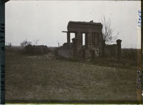Image représentant France, La Pompelle, Ruines le long de la route