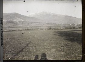 Image représentant Le massif neigeux qui domine Bitola avec les cultures en terre rouge