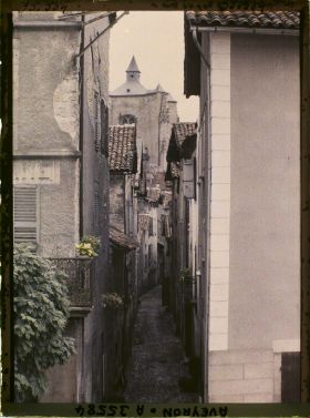 Image représentant La rue des peyrouliers (nom actuel), avec la vue sur la collégiale Notre-Dame