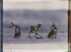 Image représentant Exposition d'art africain, figurines de musiciens et cultivateur