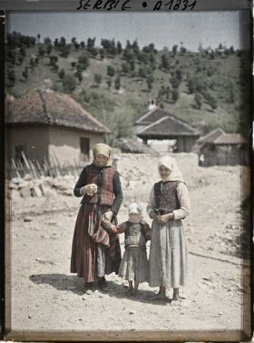 Image représentant Une femme sur la route avec sa mère et son enfant