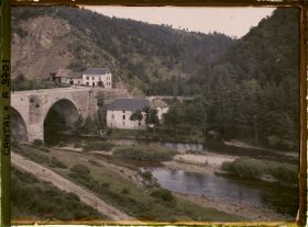 Image représentant Le vieux pont avec le restaurant Le Garabit côté Loubaresse, pris depuis Anglards-de-Saint-Flour