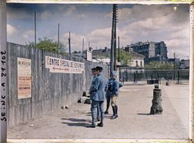 Image représentant Des soldats lisant des affiches à la porte de Saint-Cloud, à l'occasion du 1er mai