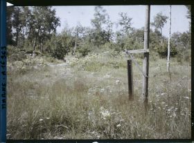 Image représentant France, Près Reims, Au fort de Berru : Appareil dont les allemds se servaient pour prévenir les troupes du fort de l'arrivée des Gaz = (Gaz Alarm) un morceau de rail suspendu à un poteau