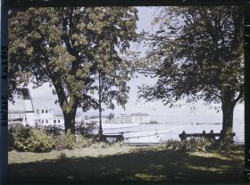 Image représentant Un bateau de la CGN et le Léman vus du Jardin anglais