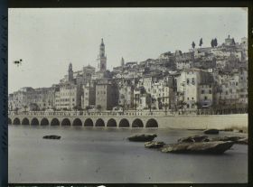 Image représentant Vue rapprochée sur Menton, depuis le rivage