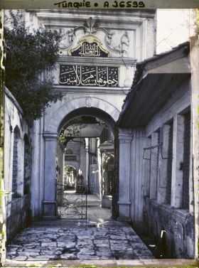 Image représentant L'entrée nord de l'Eyüp Sultan Camii ("mosquée du Sultan-Eyüp"), la Grande Mosquée d'Eyüp, vers l'intérieur de la mosquée