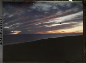 Image représentant Coucher de soleil sur le golfe de Durazzo: grandes franges rouges