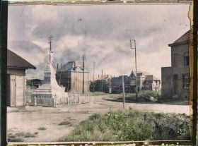 Image représentant France, Souchez, Place de la Mairie et Monumt aux Morts