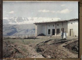 Image représentant Une ferme de la plaine de la Bekaa, située devant le Djebel Sannine au sommet enneigé