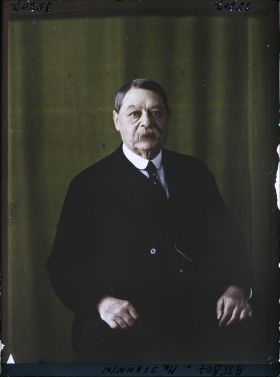 Image représentant https://musee-albert-kahn.s-museum.fr/home/NWQ2OTAwYzNmYjZlZTk1ZWQwODJmMjY4L2dlbmVyaWMtbm90aWNlLXRhYi9hdXRob3JpdHkvNjE3YTc5ZjVjZjhiODk2OGIzMzM3ZDIx/5d6900c3fb6ee95ed082f268/generic-notice-tab/authority/617a79ebcf8b8968b3336fbe Monsieur Jeannin