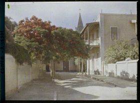 Image représentant Rue de la ville et clocher d'église