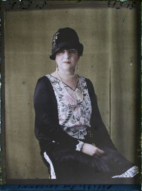 Image représentant https://musee-albert-kahn.s-museum.fr/home/NWQ2OTAwYzNmYjZlZTk1ZWQwODJmMjY4L2dlbmVyaWMtbm90aWNlLXRhYi9hdXRob3JpdHkvNjE3YTc5ZjVjZjhiODk2OGIzMzM3ZDIx/5d6900c3fb6ee95ed082f268/generic-notice-tab/authority/617a79ebcf8b8968b333713c Madame Stéphane Lauzanne