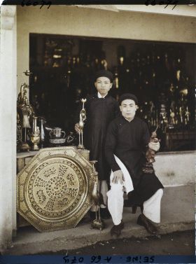 Image représentant L'Exposition Coloniale Internationale de 1931, deux tonkinois marchands de cuivre