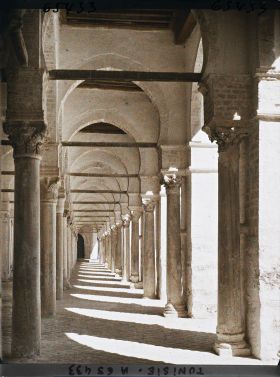 Image représentant La galerie ouest de la cour de la Grande Mosquée dans la médina