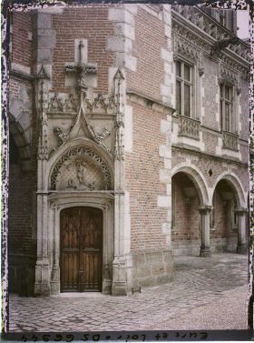 Image représentant Porte de l'escalier polygonale dans la tourelle qui donne sur la cour d'honneur du château