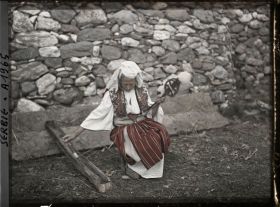 Image représentant Paysanne serbe filant la laine