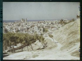 Image représentant Panorama de la ville depuis les remparts. Au centre, la cathédrale Agios Minas