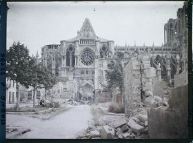 Image représentant France, Reims, La Cathédrale vue de la place du Chapitre