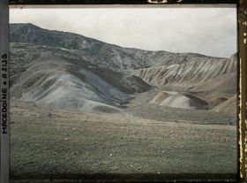 Image représentant Ravinements colorés avec terrains sulfureux et ferrugineux, près d'une source sulfureuse