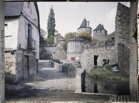 Image représentant La rue Foskéraly et la rivière du Nançon