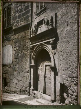 Image représentant France, Périgueux, Entrée d'un ancien hôtel particulier rue du Calvaire