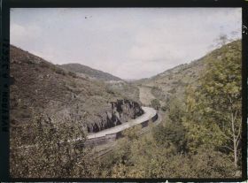Image représentant La route et la voie de chemin de fer longeant la vallée de l'Alzou au niveau de Boscaud Amont