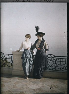 Image représentant La baronne Bertha von Schoen et sa fille Marie-Yvonne sur la terrasse de la villa Kahn