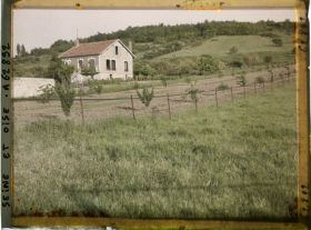 Image représentant Ile de France, Vetheuil, Champ de blé et jardin