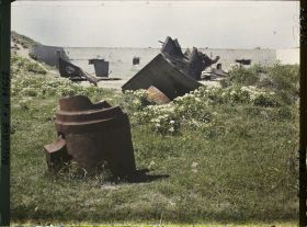 Image représentant Belgique, Ostende, Batterie Hindenburg, Effet de l'éclatement d'une pièce; au 1er plan, la culasse et au fond, la plateforme de la pièce