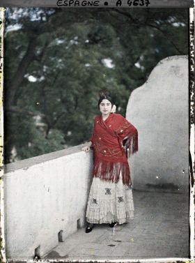 Image représentant Une Sévillance portant un peigne en écaille, un châle et une robe traditionnelle