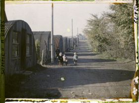 Image représentant Somme, Péronne, Une rue de baraquements en tôle ondulée