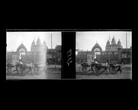 Image représentant Trois pousse devant la façade d'inspiration baroque de l'église Saint-Joseph, dite Dongtang ("église de l'Est"), qui donne sur Dingzijie ("rue en Forme de T"), appelée aussi Bamiancao (lieu-dit "l'Auge à Huit Faces")