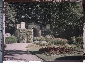 Image représentant Massifs de fleurs et porte de Charles le Mauvais, constituant l'entrée orientale du château