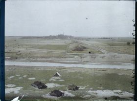 Image représentant Vers le tell de Nebi Yunus. Tentes de nomades et vestiges du mur d'enceinte de la ville