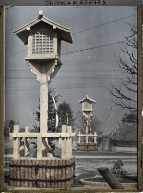 Image représentant Funérailles de l'Empereur Taisho-Tenno (Yoshihito), lanternes sur l'esplanade du palais impérial