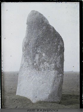 Image représentant Un menhir près de Tronoën